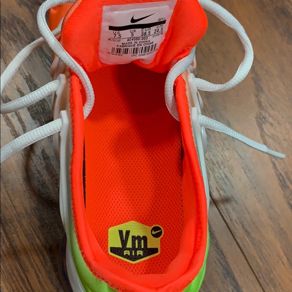 WMNS AIR VAPORMAX PLUS - Picture 15 of 16